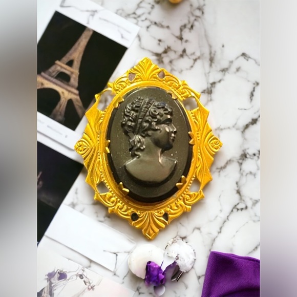 Vintage 1950s GP Resin Cameo ornate brooch - Picture 2 of 5